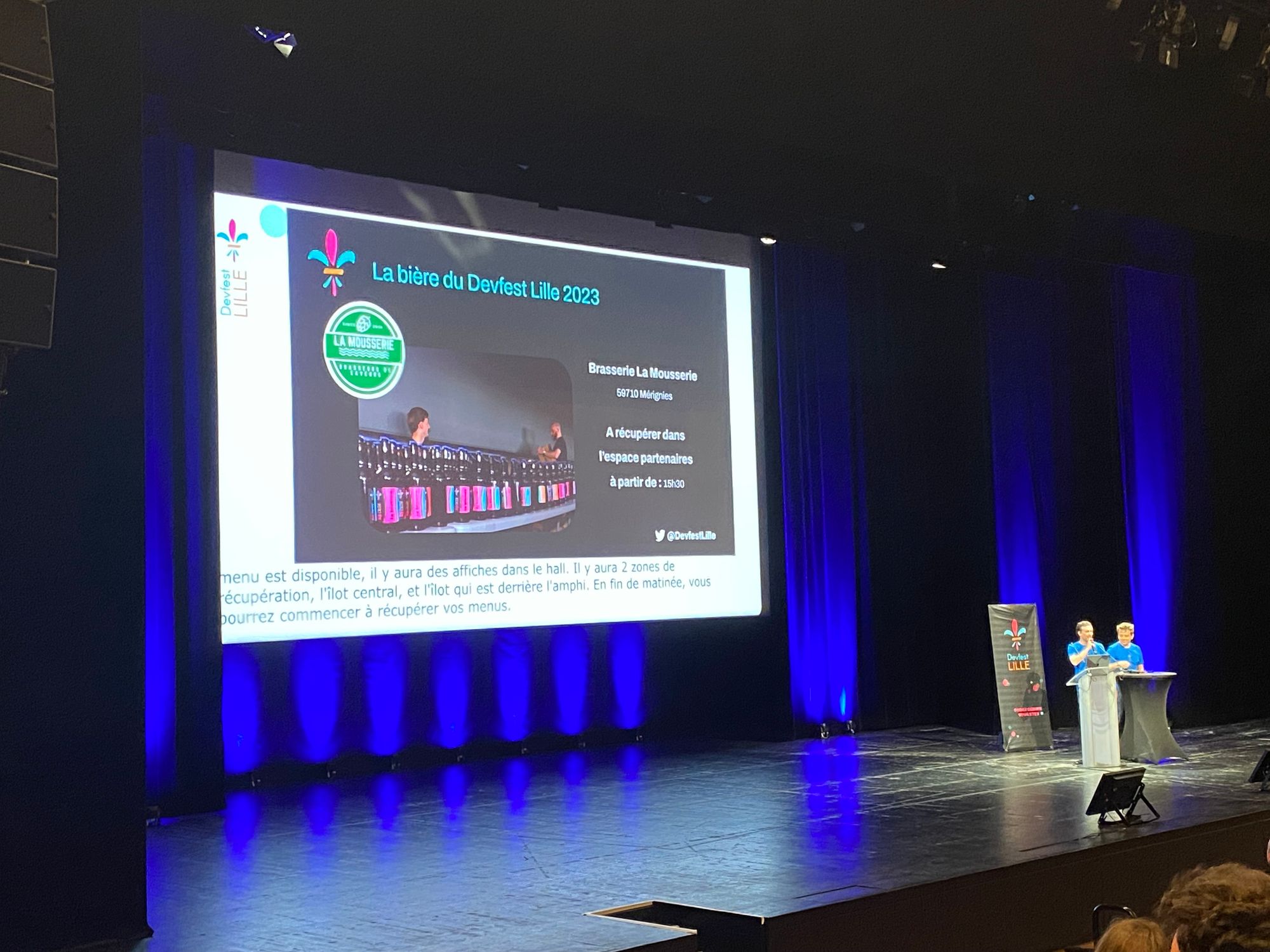 Photo de la grande scène pendant la conférence, présentant un slide avec la bière du devfest