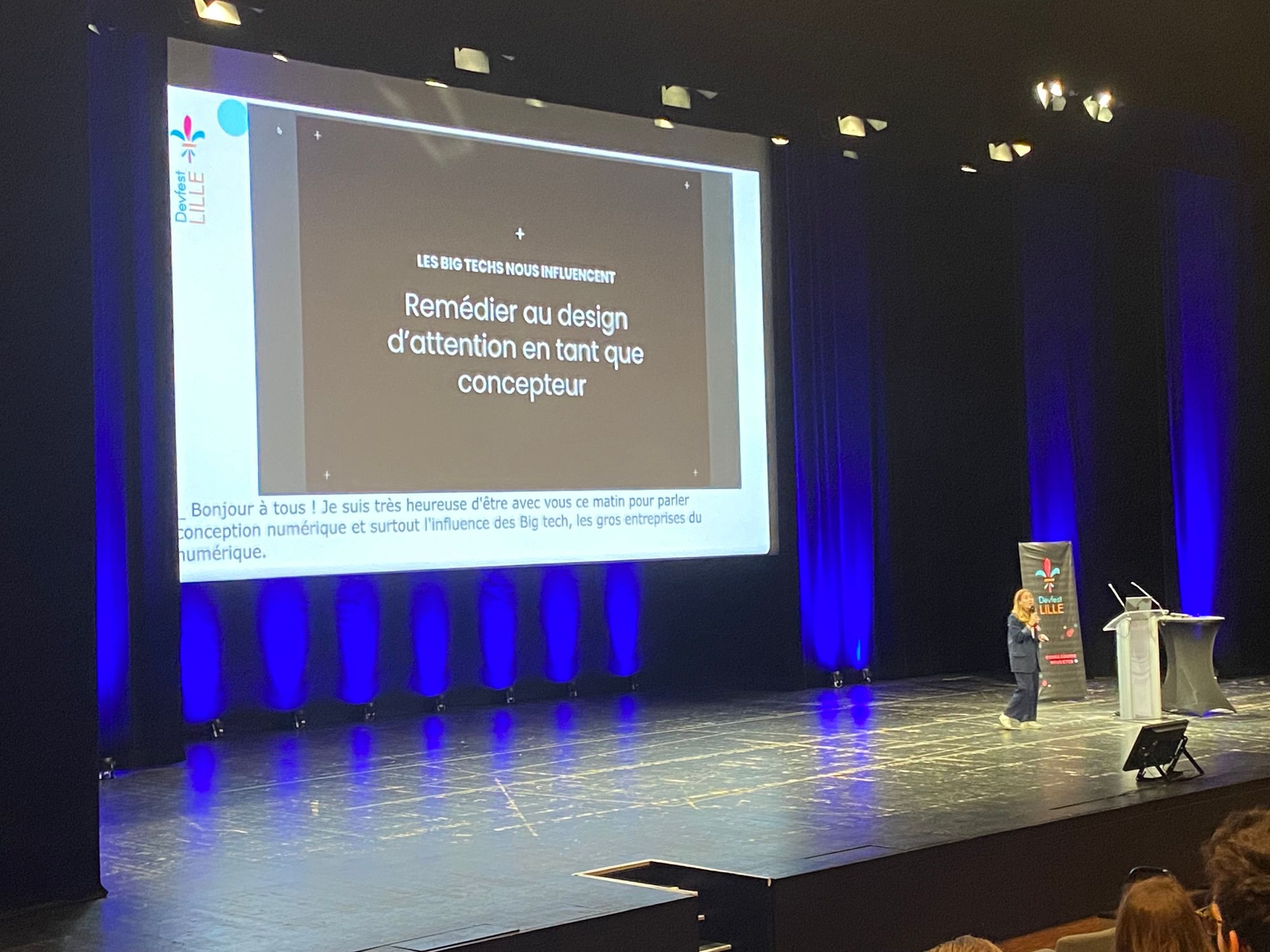 Slide de démarrage avec le titre de la conférence « Remédier au design d’attention en tant que concepteur »