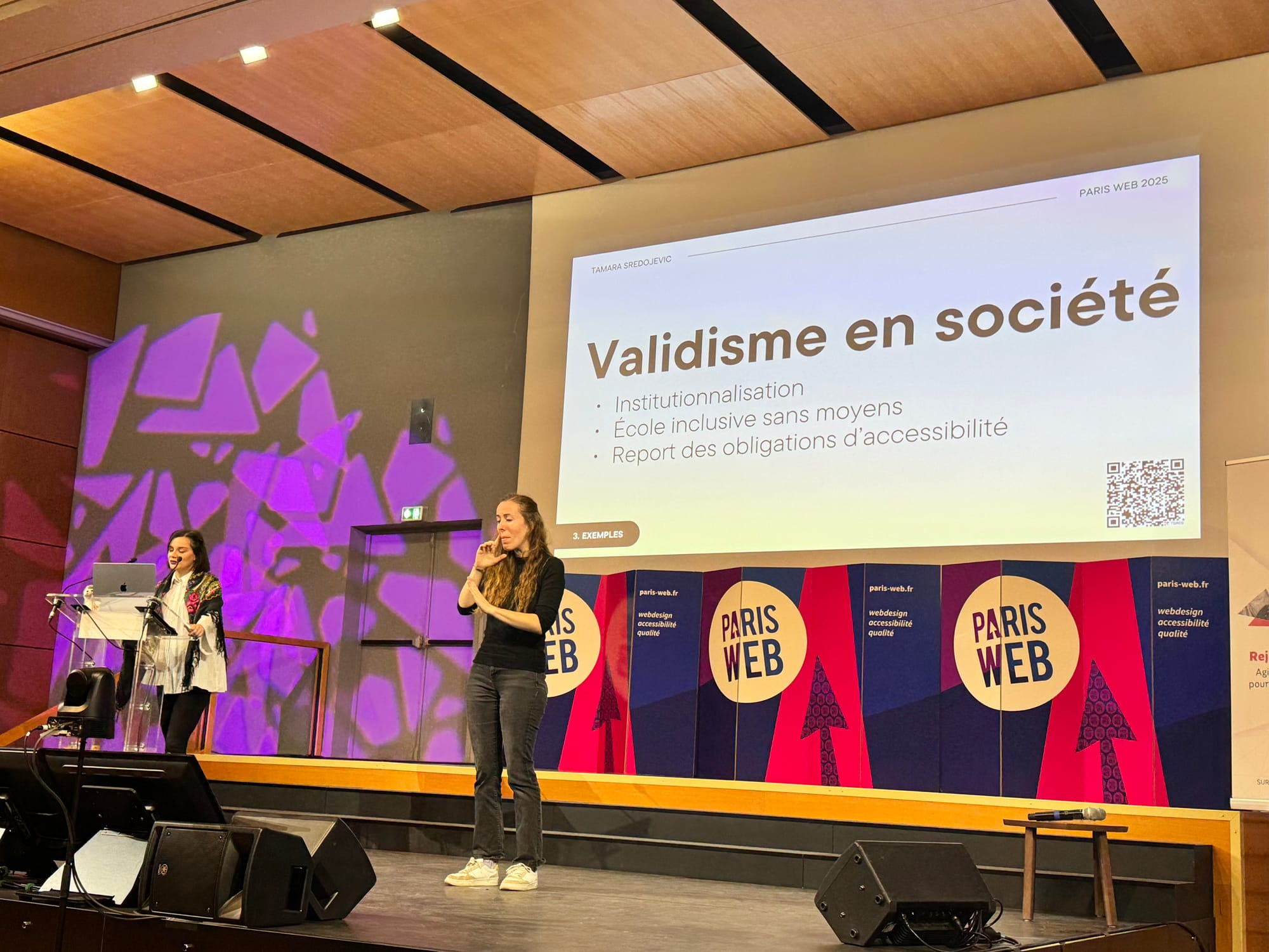 Un slide parlant du "Validisme en société: Institurionnalisation, École inclusive sans moyens, Report des obligations d'accessibilité."