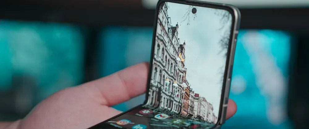 Téléphone plié généré par une IA