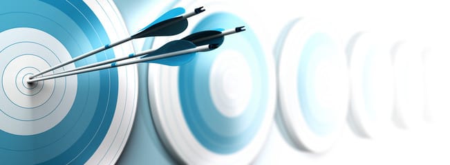 Image de cibles de tir à l'arc avec plusieurs flèches au centre de la cible